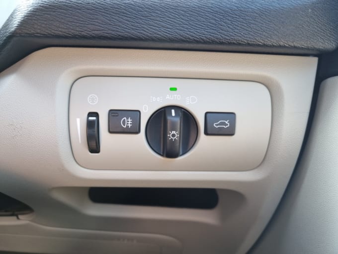 2025 Volvo V40