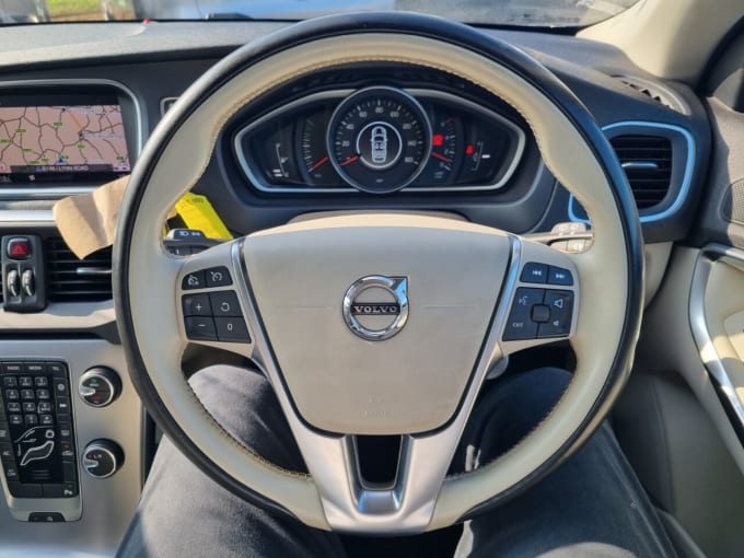 2025 Volvo V40