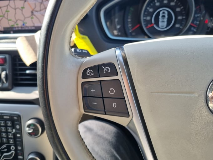 2025 Volvo V40
