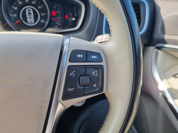 2025 Volvo V40