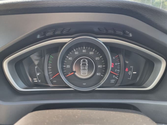 2025 Volvo V40