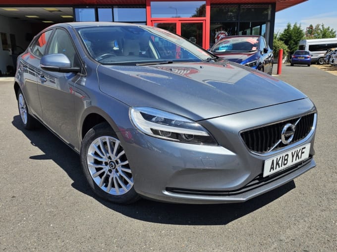 2025 Volvo V40