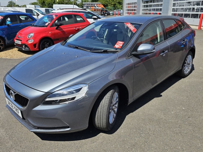 2025 Volvo V40
