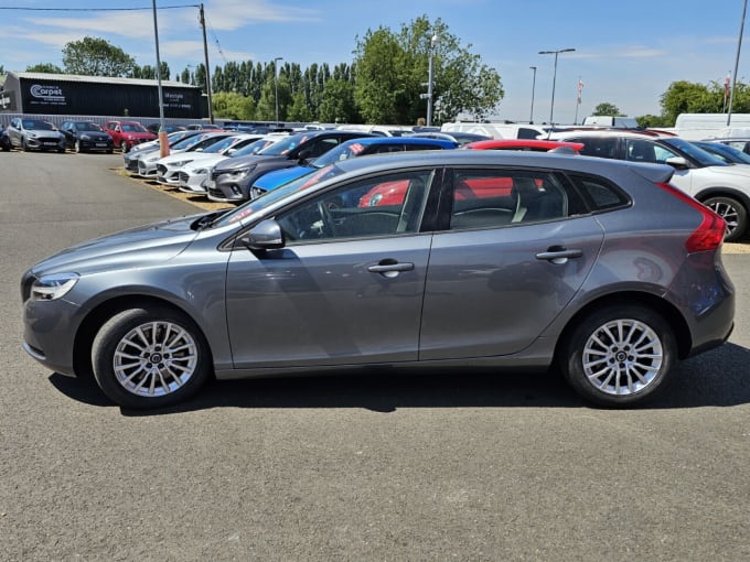 2025 Volvo V40