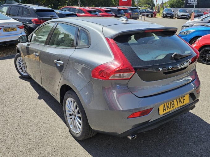 2025 Volvo V40