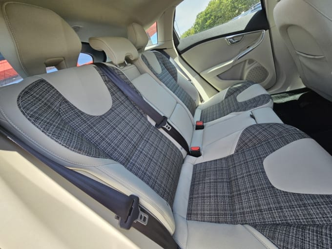2025 Volvo V40