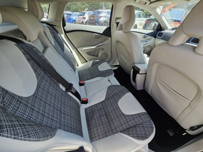 2025 Volvo V40