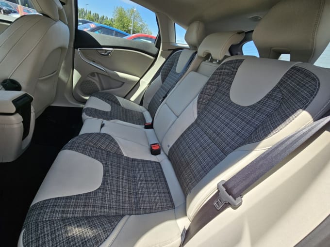 2025 Volvo V40