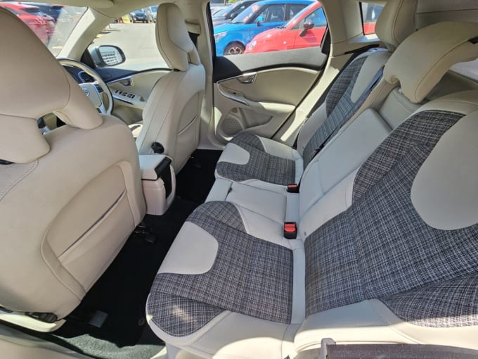 2025 Volvo V40