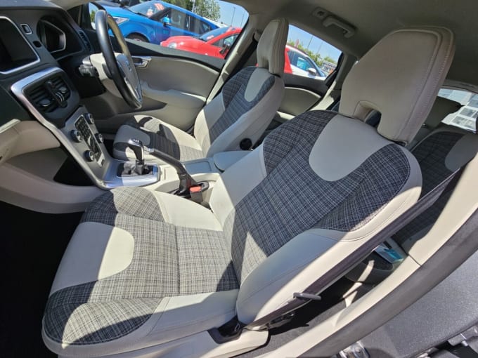 2025 Volvo V40