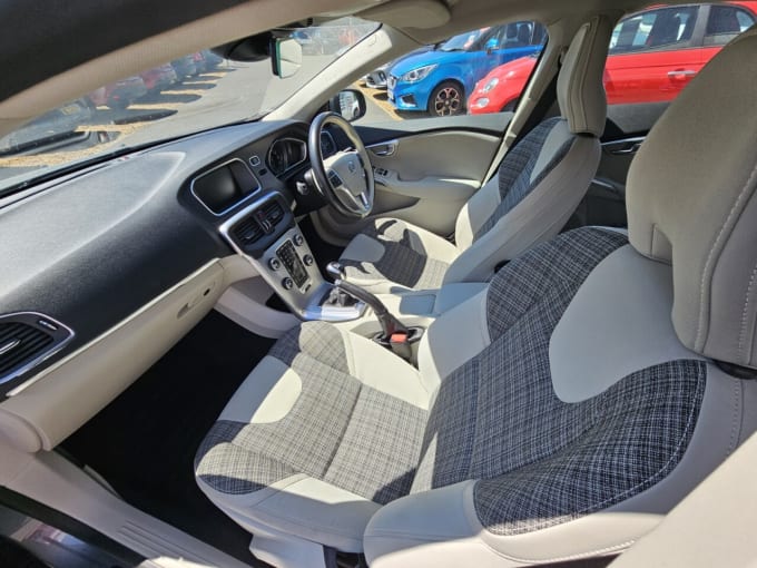 2025 Volvo V40