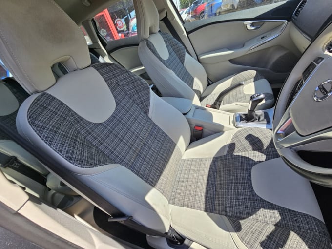 2025 Volvo V40