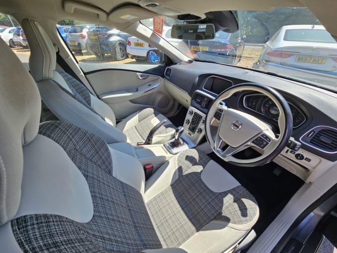 2025 Volvo V40