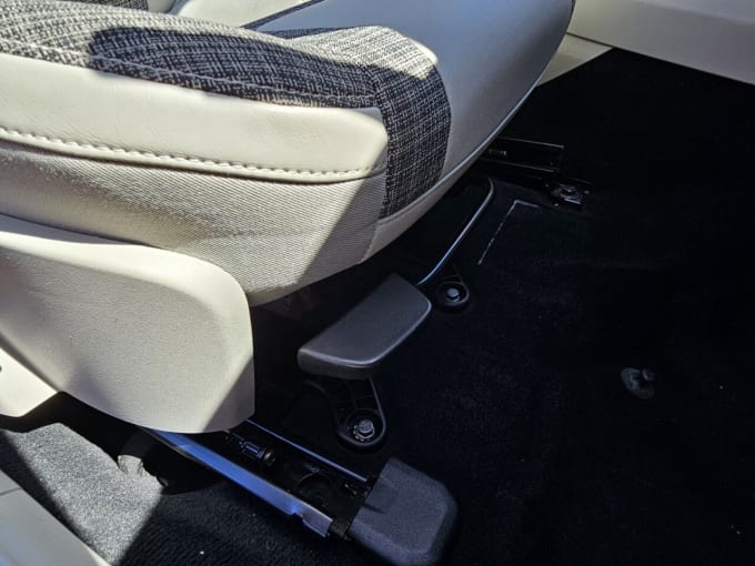 2025 Volvo V40
