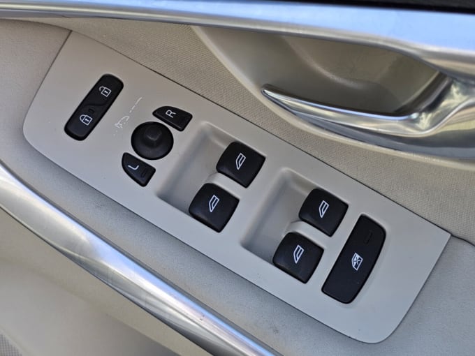 2025 Volvo V40