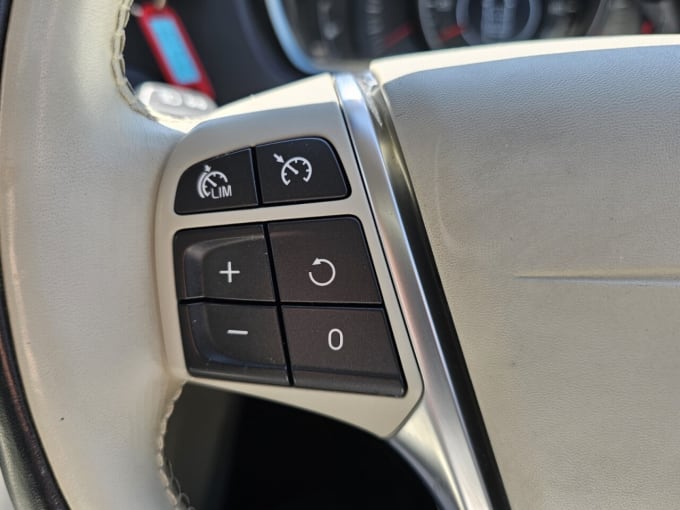 2025 Volvo V40