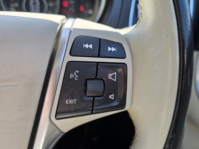 2025 Volvo V40
