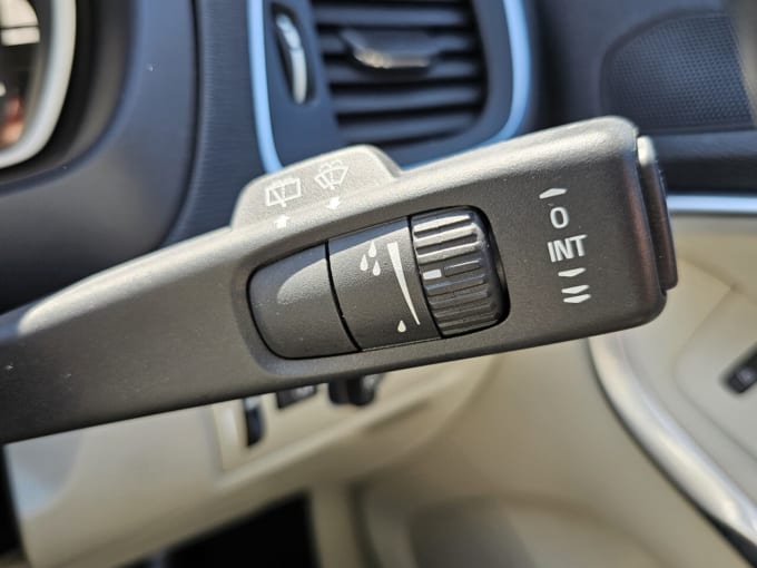 2025 Volvo V40