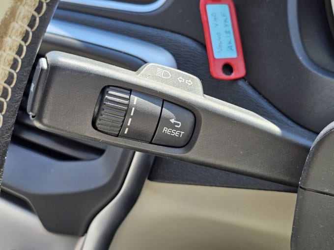 2025 Volvo V40