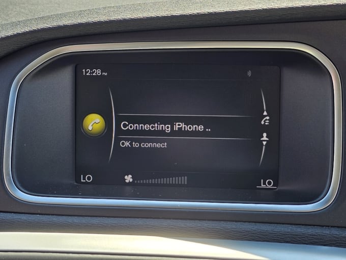 2025 Volvo V40