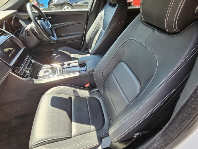 2025 Jaguar Xe