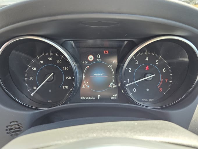 2025 Jaguar Xe