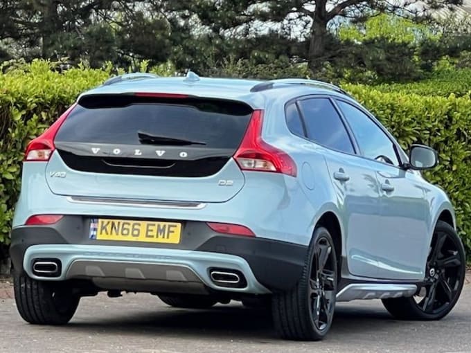 2025 Volvo V40 Cross Country
