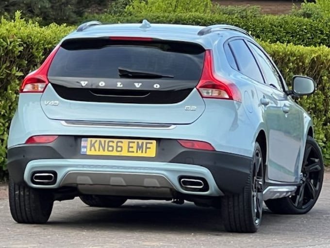 2025 Volvo V40 Cross Country