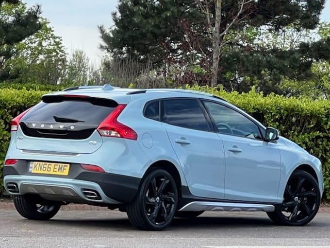 2025 Volvo V40 Cross Country