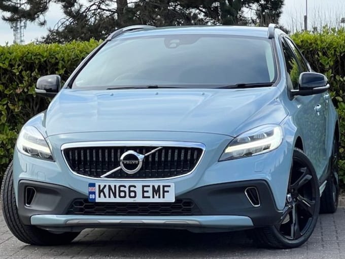 2025 Volvo V40 Cross Country