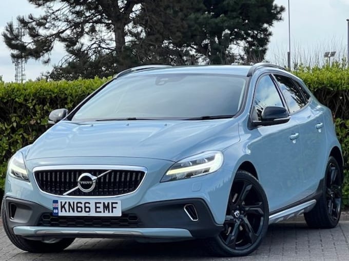 2025 Volvo V40 Cross Country