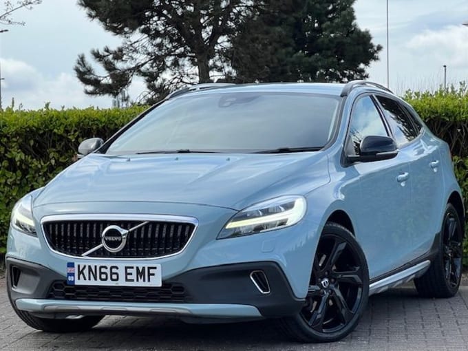 2025 Volvo V40 Cross Country