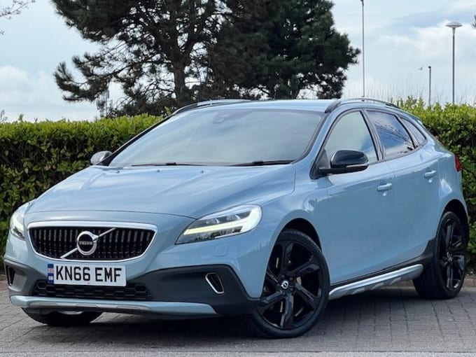 2025 Volvo V40 Cross Country