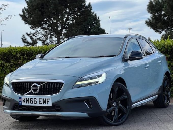 2025 Volvo V40 Cross Country