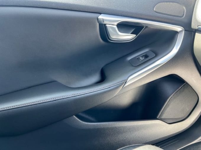 2025 Volvo V40 Cross Country