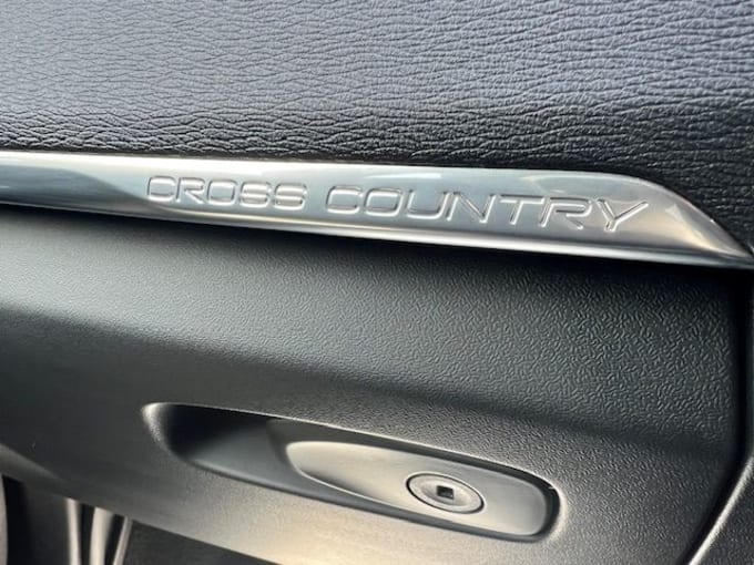 2025 Volvo V40 Cross Country
