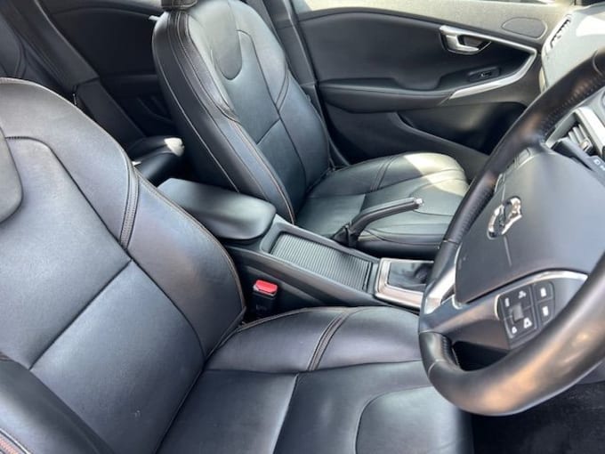2025 Volvo V40 Cross Country