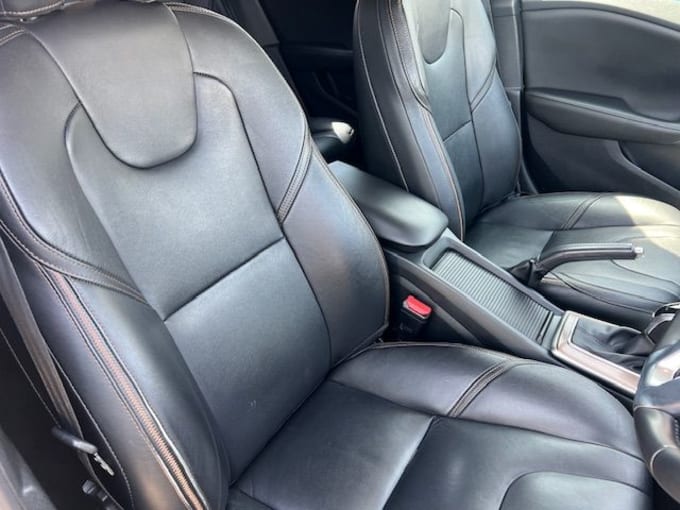 2025 Volvo V40 Cross Country