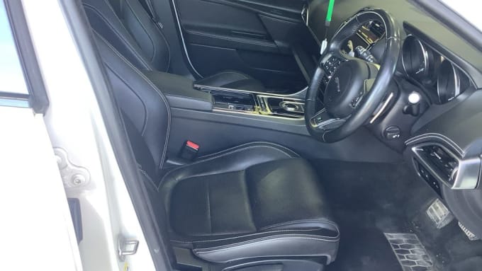 2025 Jaguar Xe