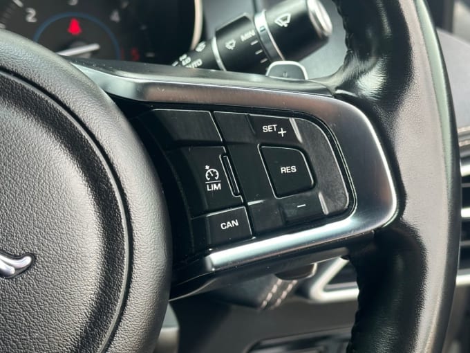 2025 Jaguar Xe