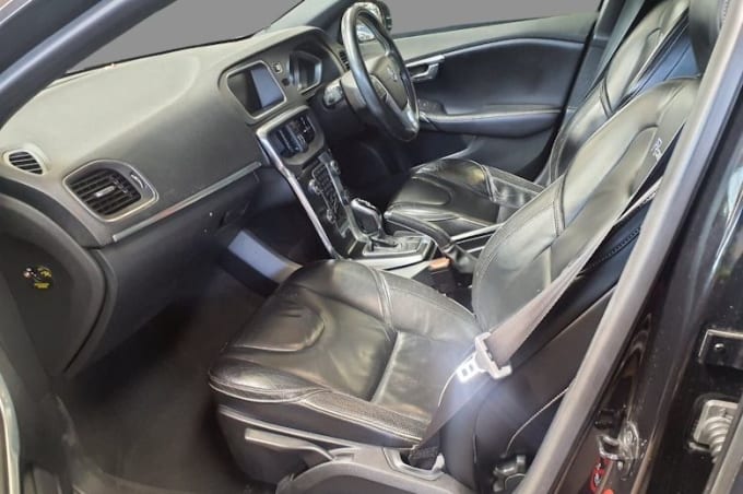 2025 Volvo V40
