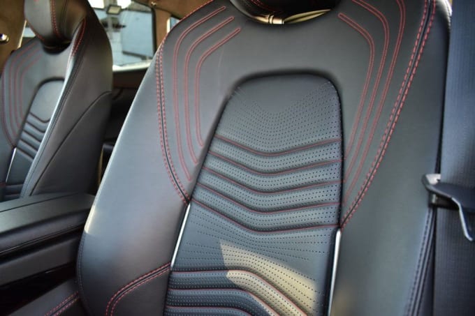 2025 Aston Martin Dbx