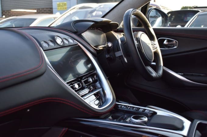 2025 Aston Martin Dbx