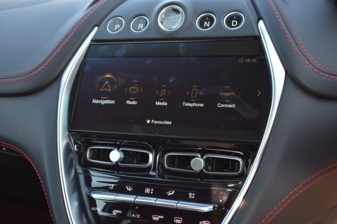 2025 Aston Martin Dbx