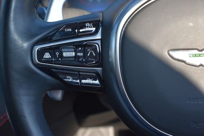 2025 Aston Martin Dbx