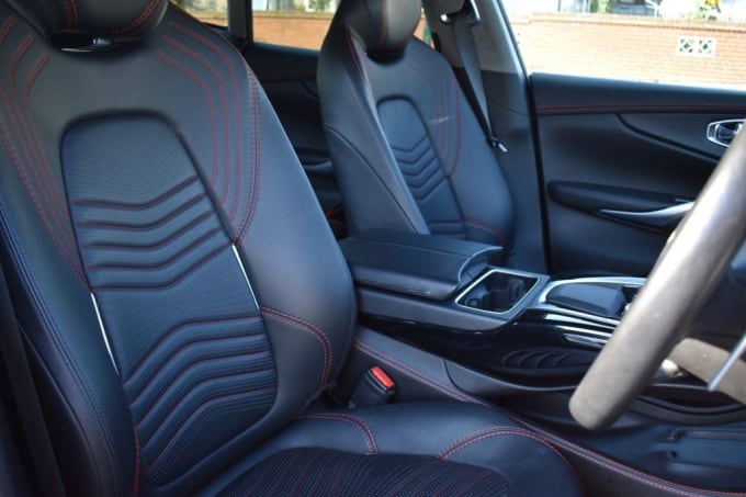 2025 Aston Martin Dbx
