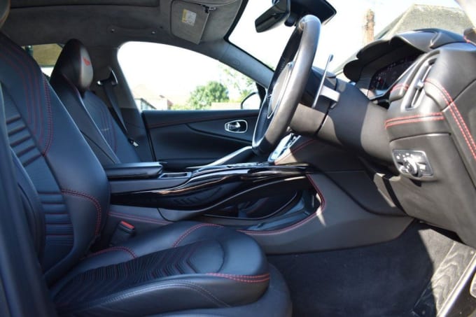 2025 Aston Martin Dbx