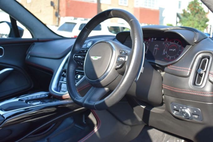 2025 Aston Martin Dbx