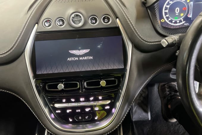 2025 Aston Martin Dbx