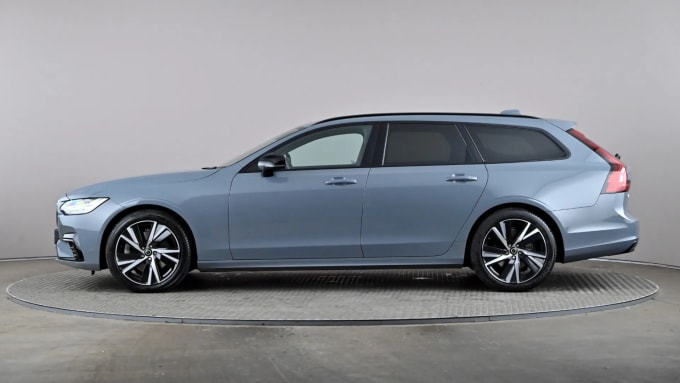 2022 Volvo V90